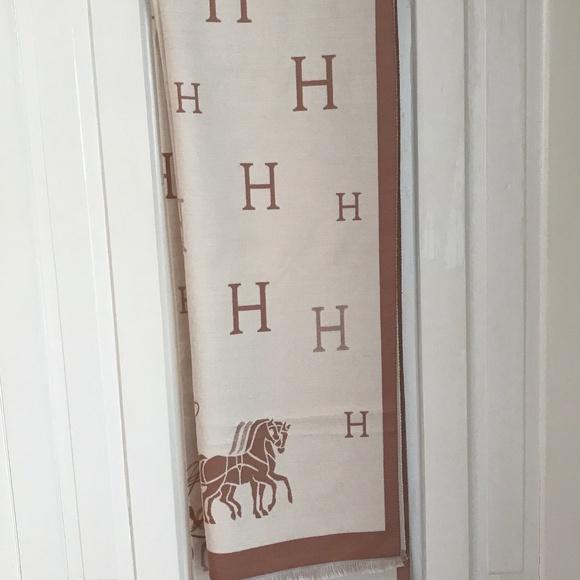 EQUESTRIAN CASHMERE SHAWL/WRAP NWOT - Picture 5 of 9